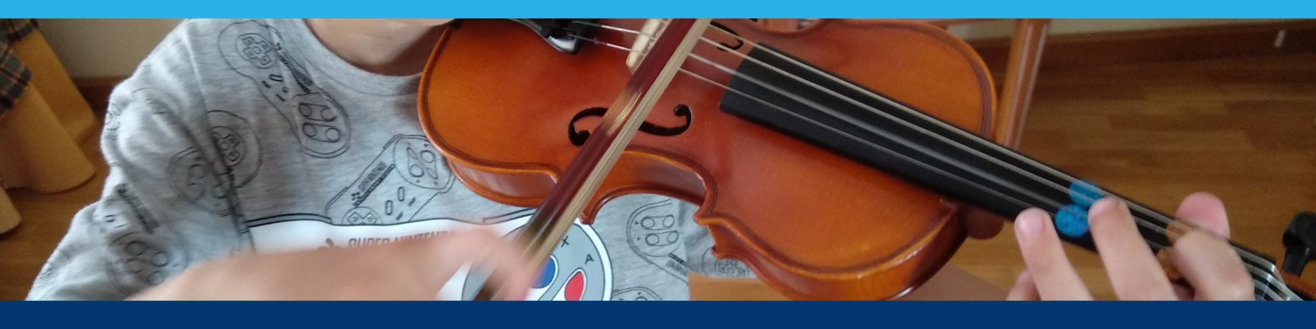 Niño 4 años tocando el violín.